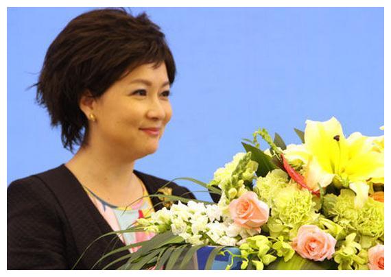 如她主持的东视"东方之韵"系列,袁鸣就向参演的名家们认真讨教了中国