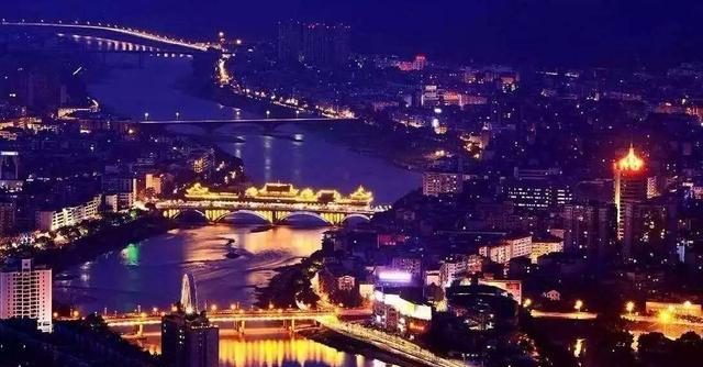 中国降雨最多的城：一年下雨220天被誉为雨都，有最大的熊猫基地休闲区蓝鸢梦想 - Www.slyday.coM