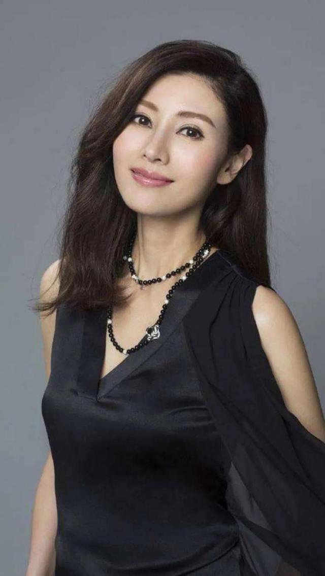 李嘉欣气质优雅