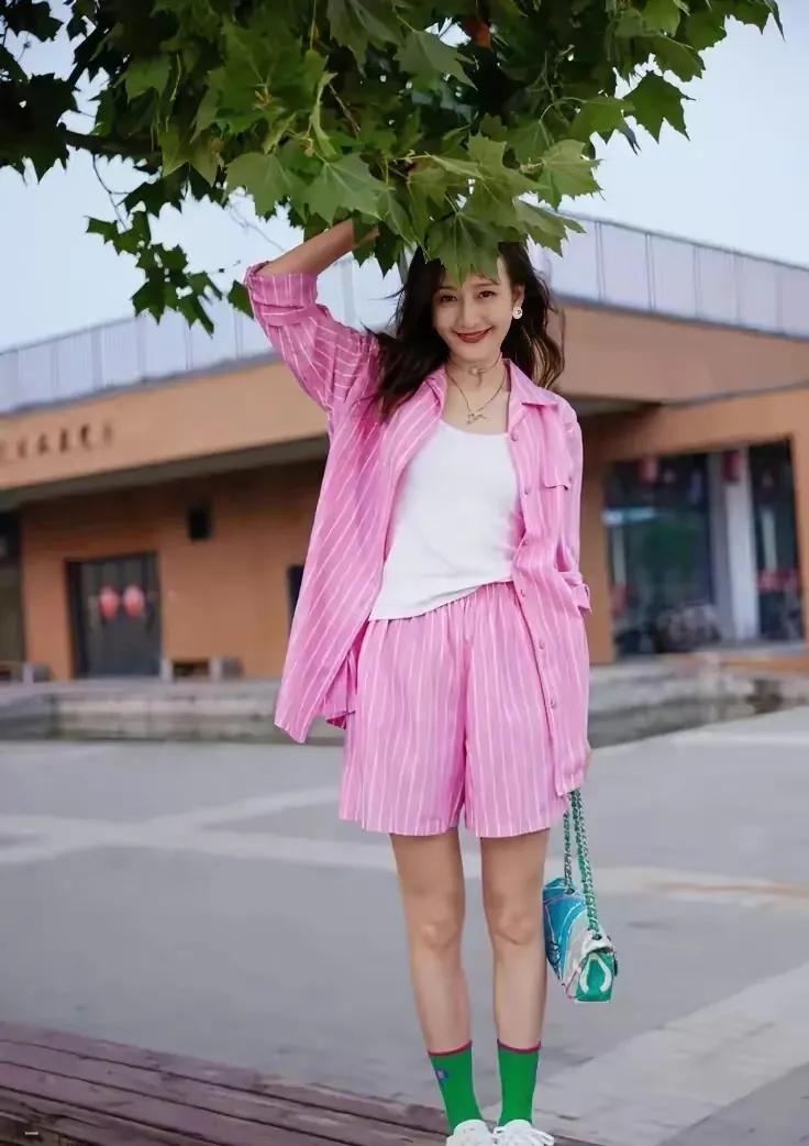 王鸥穿粉色条纹套装非常显少女心清纯可人