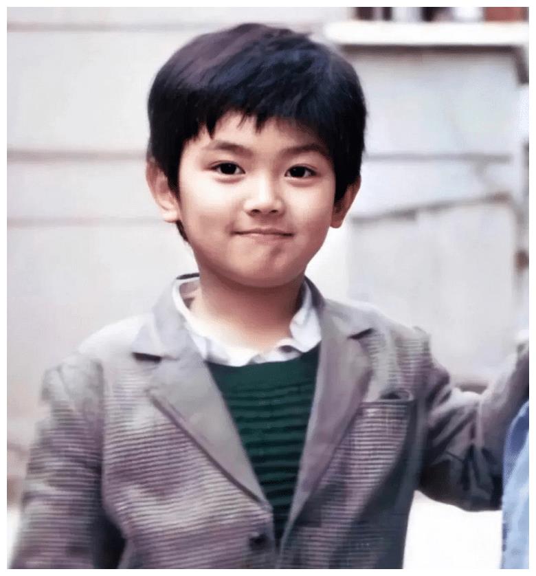 顶流男明星的童年照片,邓伦和蔡徐坤变化最大,最帅的竟然是杜江