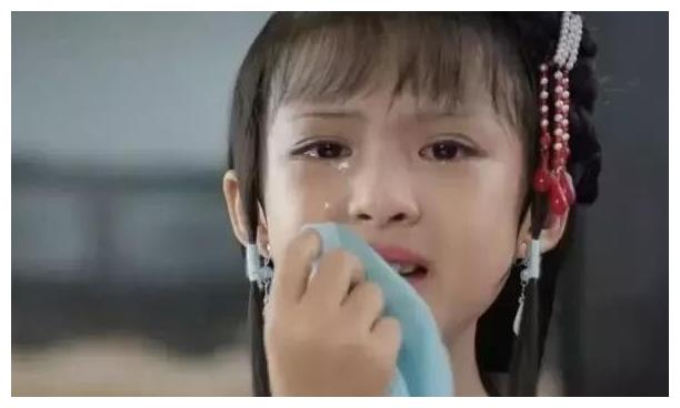 而且周漾玥长得也很漂亮,她这种长相在众多小童星里也算出众了,不仅长