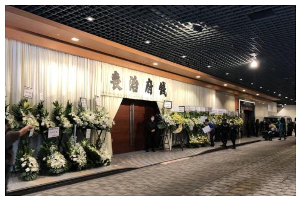 今日火化!香港金牌监制钱国伟大殓出殡,众星赴殡仪馆送最后一程