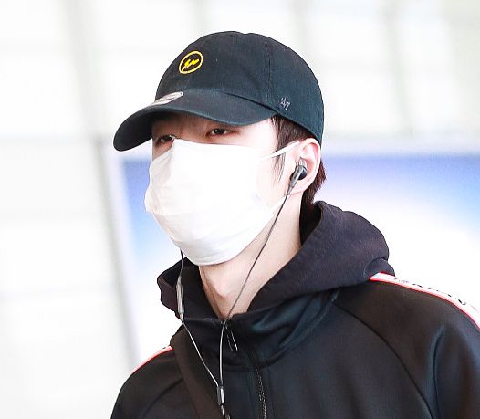 王一博现身机场,全黑look,戴帽子口罩包裹严实