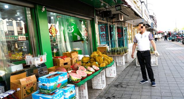 北方人抱怨吃不起南方水果,进江南小镇水果店:价格看懵休闲区蓝鸢梦想 - Www.slyday.coM 北方人抱怨吃不起南方水果,进江南小镇水果店:价格看懵休闲区蓝鸢梦想 - Www.slyday.coM