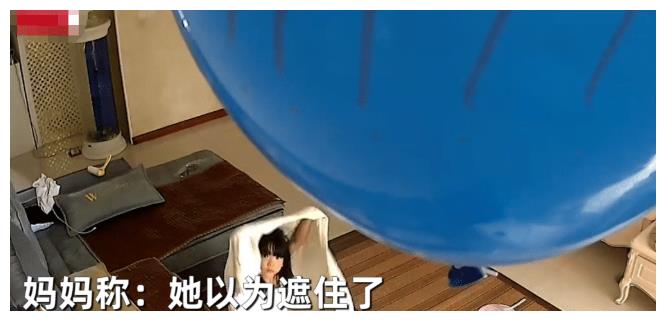 女孩暑假在家偷看电视，被妈妈隔空制止后，拿气球堵住摄像头休闲区蓝鸢梦想 - Www.slyday.coM