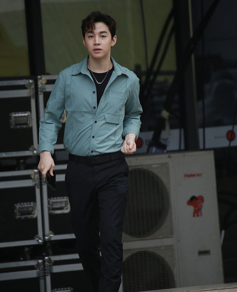 刘宪华:长袖衬衫搭配黑裤男神气息满屏,迷人的气质简直太帅了!