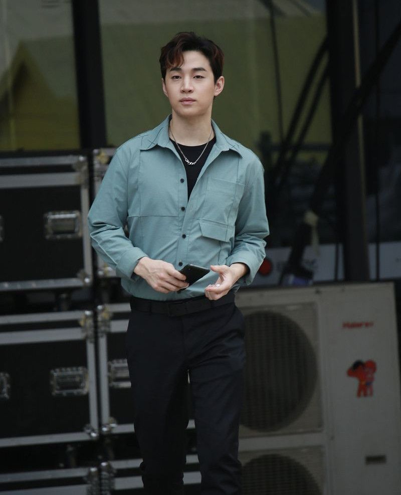 刘宪华:长袖衬衫搭配黑裤男神气息满屏,迷人的气质简直太帅了!