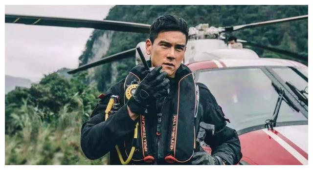 彭于晏晒照,留山羊胡像个中年怪蜀黍,难道有颜都是这么任性的?