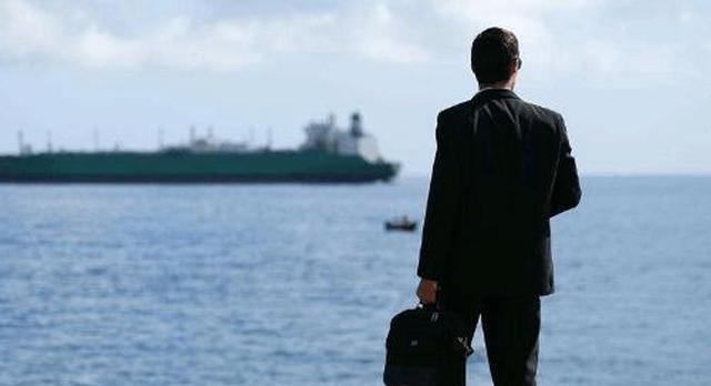 女友年薪十万我决定娶她领结婚证时听她接个电话我独自离开