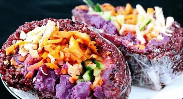 紫米别只煮饭了用来做紫米饭团有菜有蛋又有饭当早餐很合适