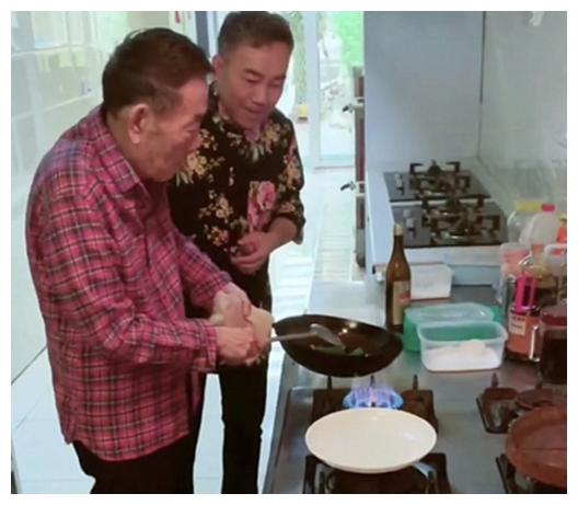 58岁杨议做包子引围观,厨房如饭店后厨,科幻摩托价格成谜