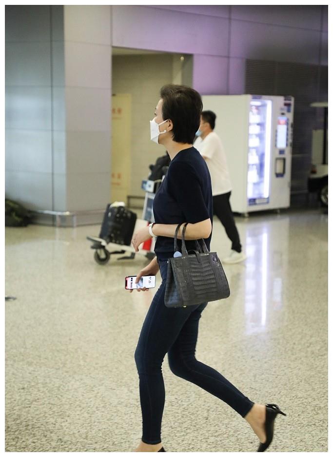 杨澜现身机场,穿紧身牛仔裤展示最美腰臀比,52岁女人身材很健美