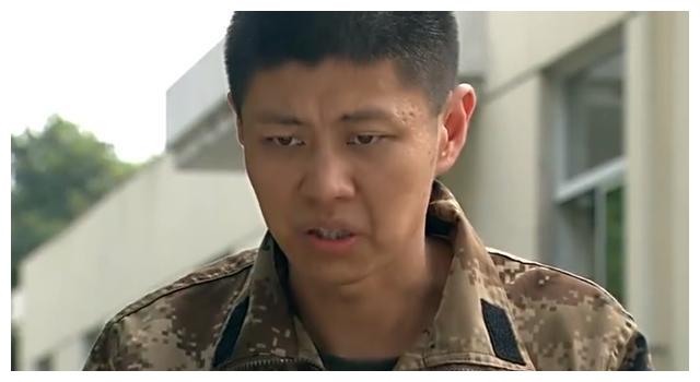 还记得《利刃出鞘》中的李二牛吗?剧中像个憨憨,真实身份高攀不