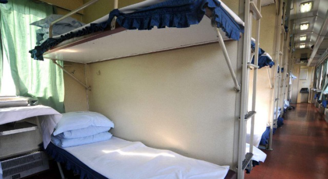 乘坐卧铺火车时，发现自己的下铺被老人“占领”，该怎样开口呢？休闲区蓝鸢梦想 - Www.slyday.coM