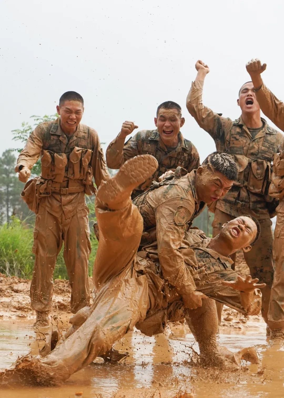 这群满身泥巴的"00后"兵,真帅!