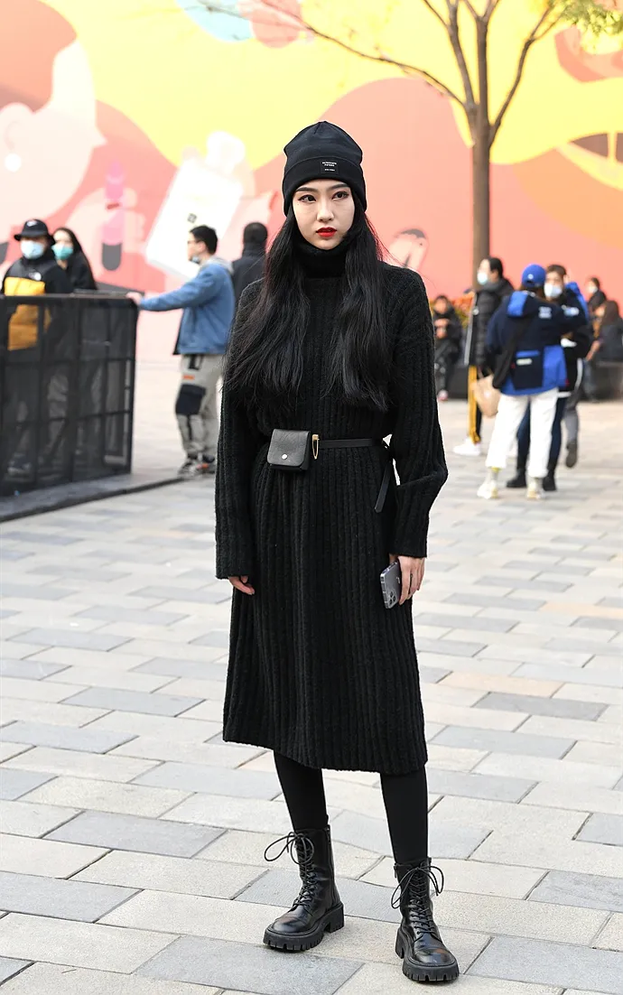 街拍组图街头的时尚美女用黑丝经典告别2020迎接新的一年