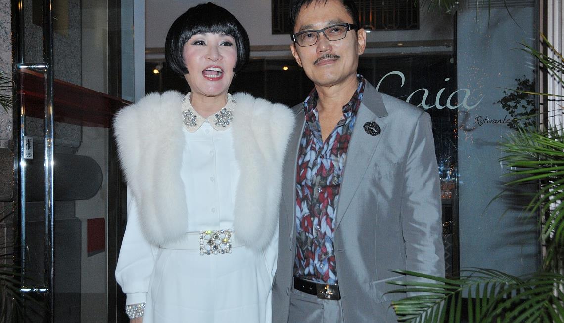 狄波拉与丈夫同框造型,穿白连体裤配皮草马甲,真不像奶奶辈的人