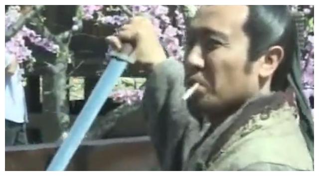 三国演义:拿剑的刘备你见过,抽烟的刘备你见过吗?看完好想笑