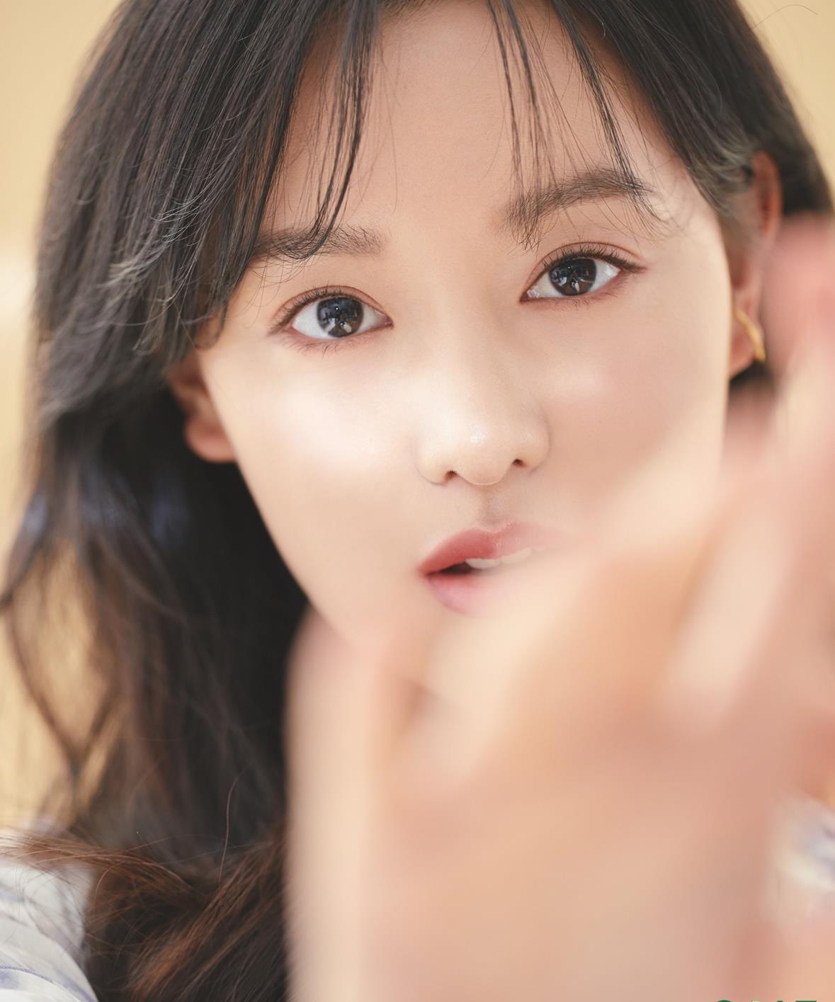 演员金智媛公开全新个人简介照 清纯自然×可爱干练风格百变