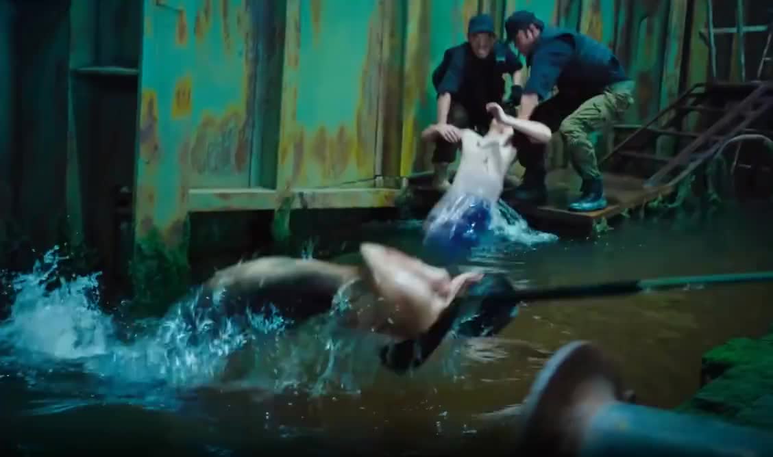 林允化身美人鱼和人类战斗 把自己弄的遍体鳞伤