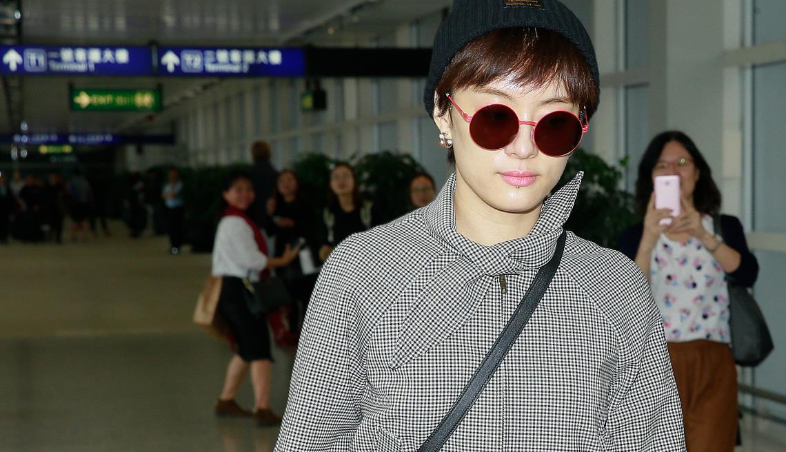 孙俪穿衣真有一套,灰格子棉服配"粉框"墨镜,低调却很显少女感