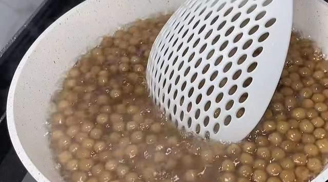 首先我们先来煮珍珠,煮珍珠的水要多放一点,然后一定要等水开好,再把