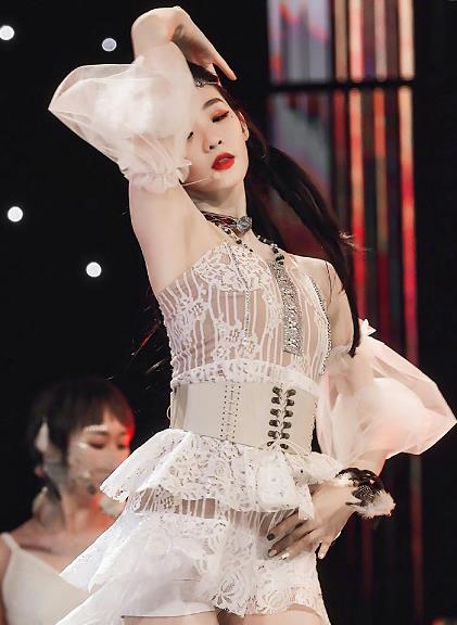 张艺凡气质真出众身穿异域风情的透视蕾丝裙美得惊艳