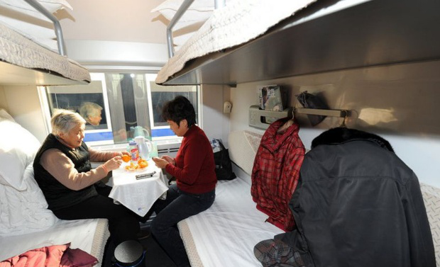 乘坐卧铺火车时，发现自己的下铺被老人“占领”，该怎样开口呢？休闲区蓝鸢梦想 - Www.slyday.coM