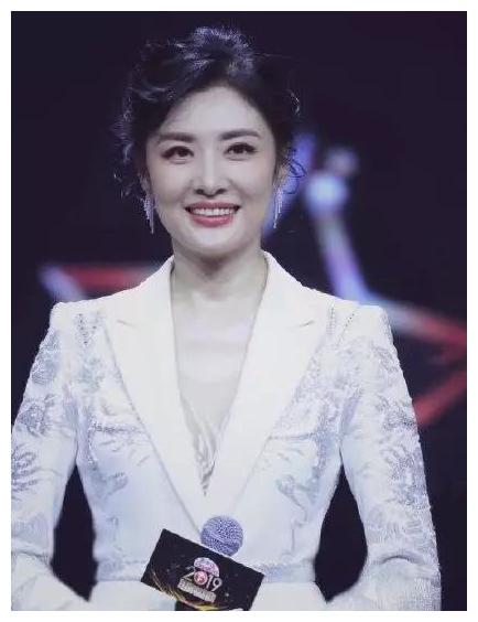 才貌双全的周涛:主持春晚16载,为家庭选择隐退,今52岁重回央视|央视|周涛|春晚_新浪新闻