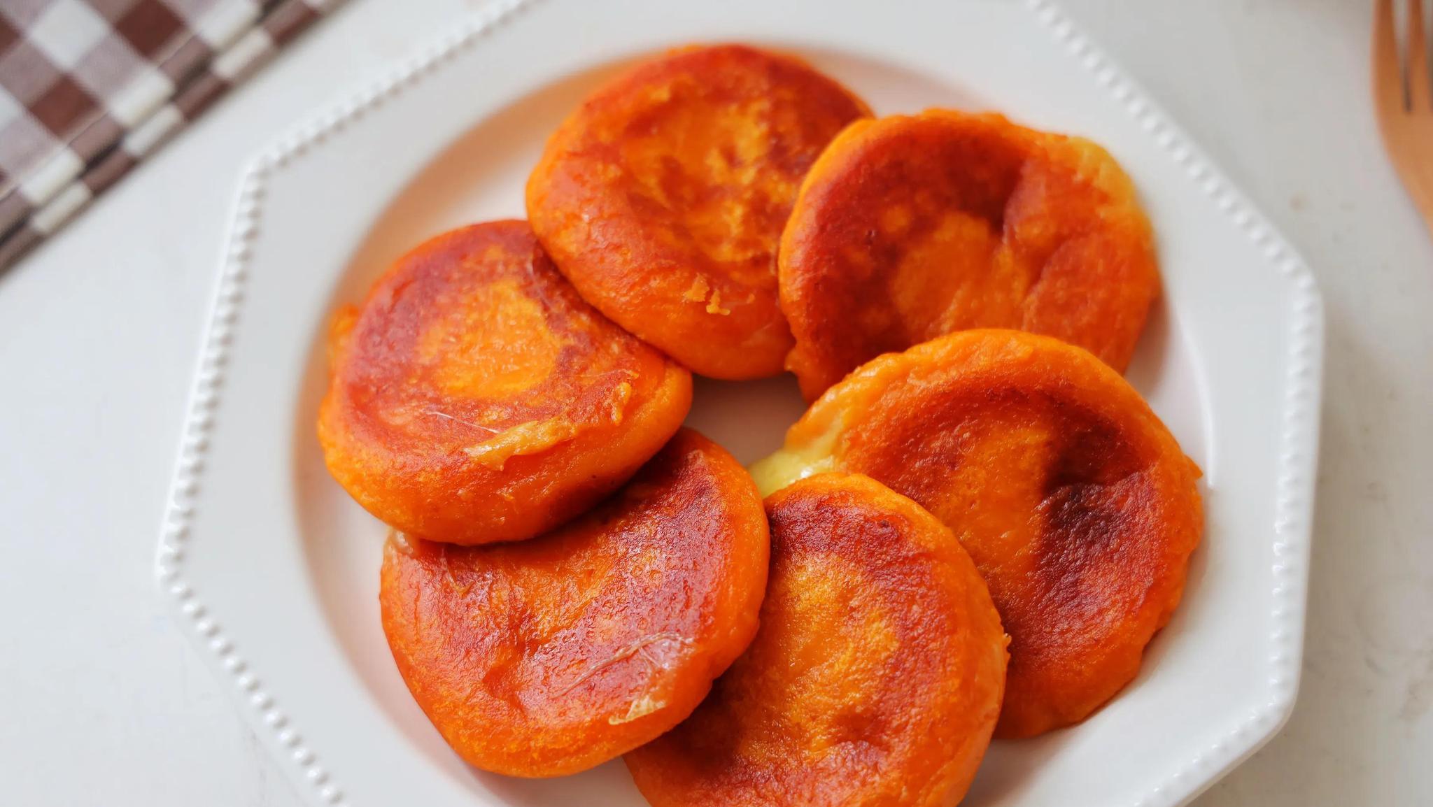 爆浆的红薯芝士饼,咬一口柔软又拉丝,孩子吃了还想吃,太美味了