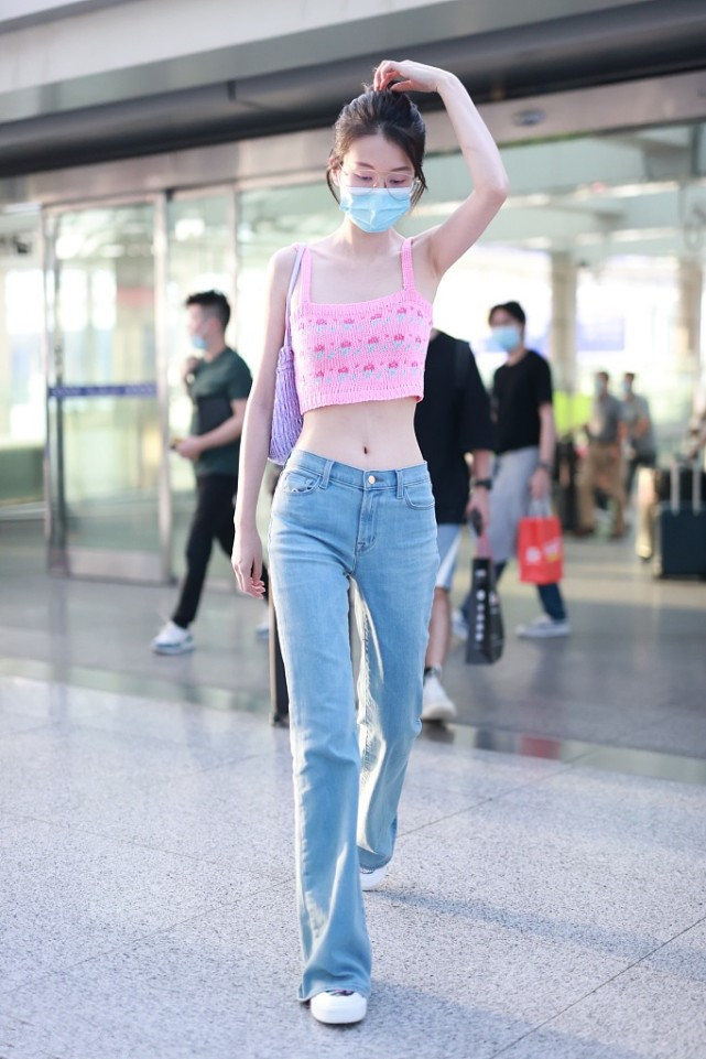 乔欣穿粉色吊带衫搭蓝色牛仔裤,也太美了吧!__财经头条