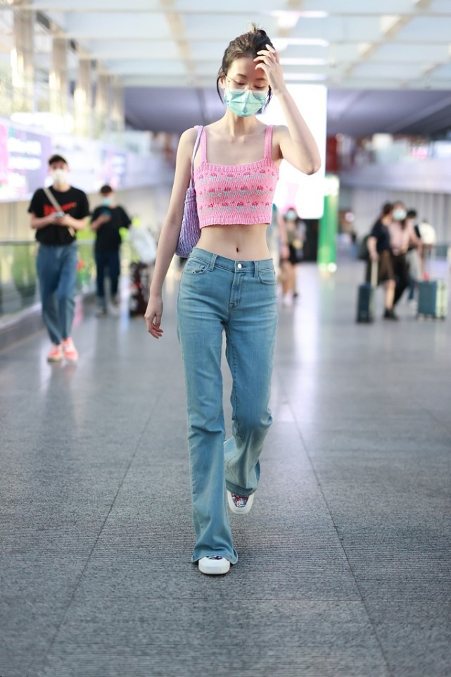 只见乔欣穿着的是一件粉色的吊带衫,这样的吊带衫可不是谁都敢穿得上