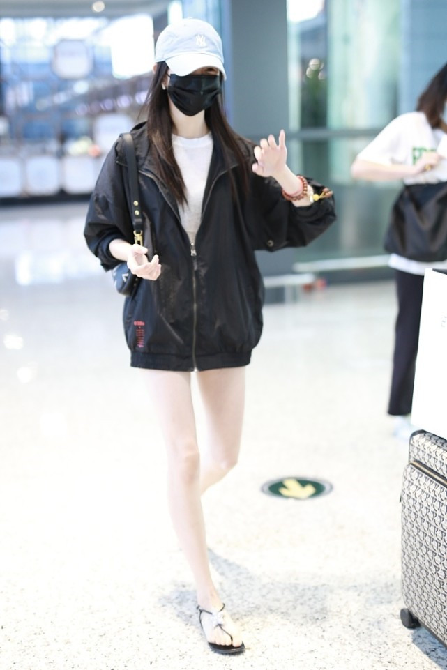 接着,我们看到刘浩存脚上穿着的是一双凉鞋,天热的时候就应该穿这样的