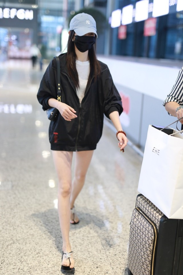 刘浩存穿卫衣搭凉鞋这才是青春的样子