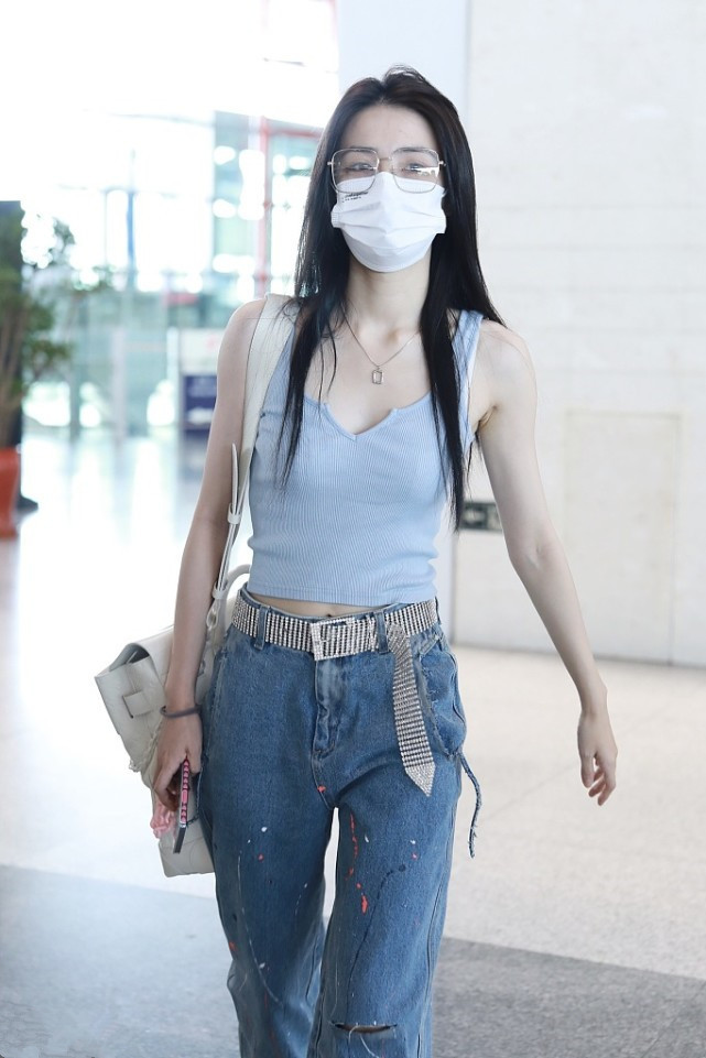 徐璐上身穿蓝色露脐装下搭破洞裤这才是一个靓女的打扮