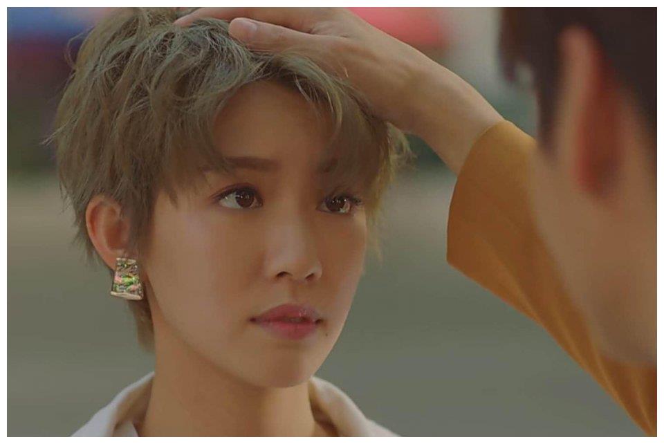 尤其是新组cp阿兜和庞浩洋的感情戏,不仅甜蜜热辣,还掺杂着隐隐的痛.