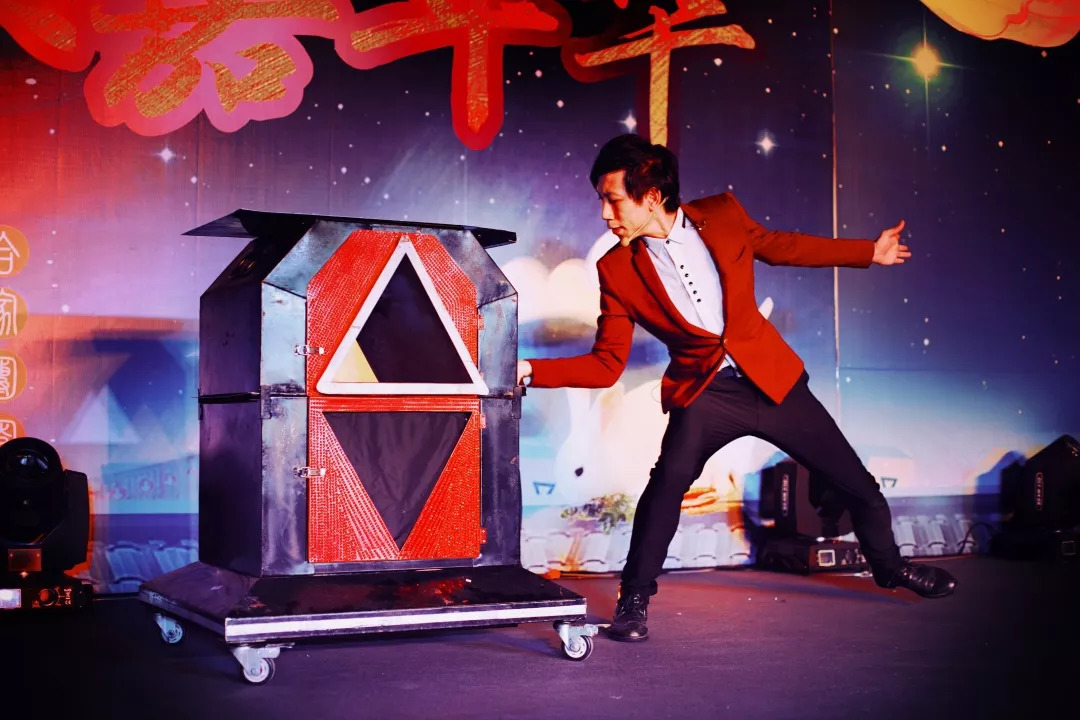 咋回事?魔术师表演大变活人,一个小男孩的话让魔术师流下了眼泪