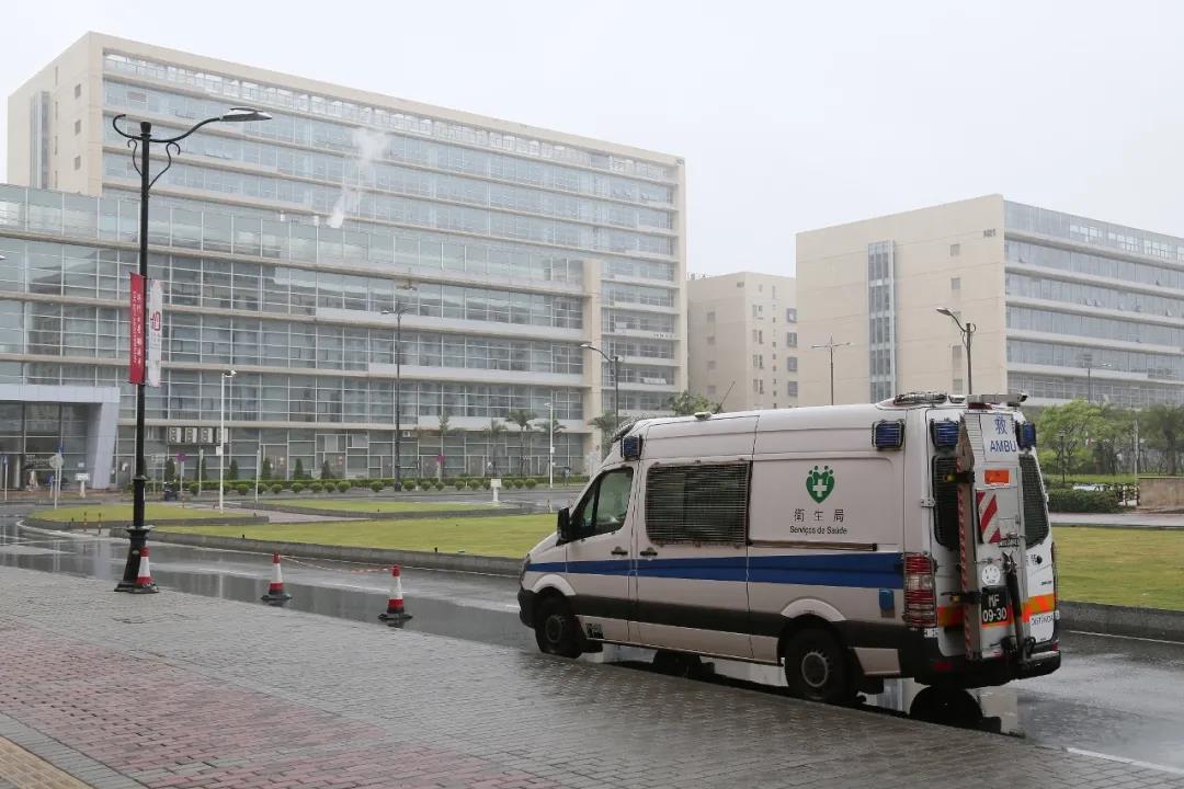 现场亦设有急救病床,心肺复甦装置及各项急救设施设备,救护车在门外