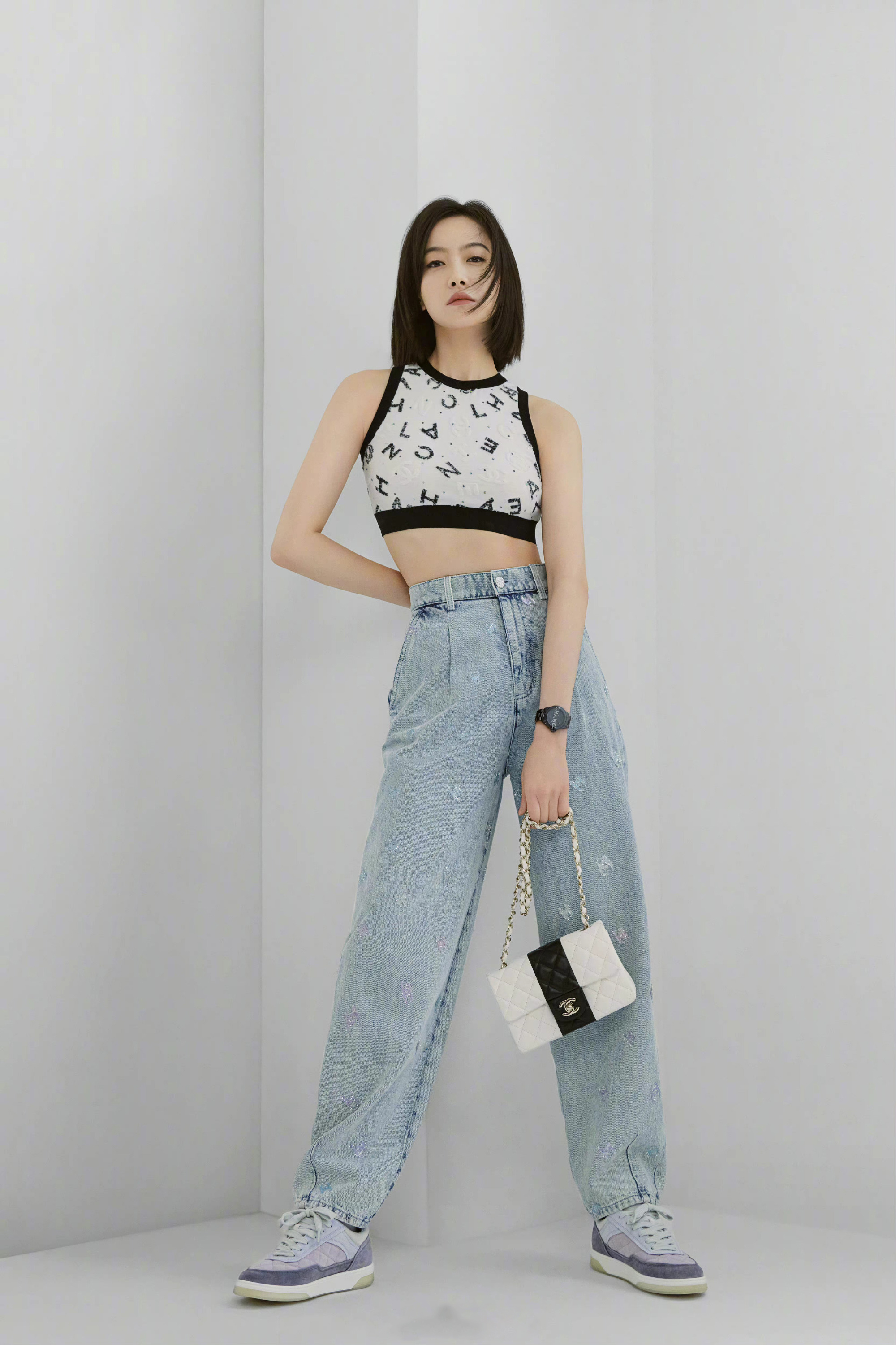 宋茜身穿印花背心配牛仔裤戴着全新wanted限定系列