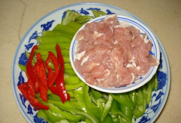 做青椒肉丝,先炒肉还是辣椒?9成人都弄错了,难怪肉不香更不嫩休闲区蓝鸢梦想 - Www.slyday.coM 做青椒肉丝,先炒肉还是辣椒?9成人都弄错了,难怪肉不香更不嫩休闲区蓝鸢梦想 - Www.slyday.coM