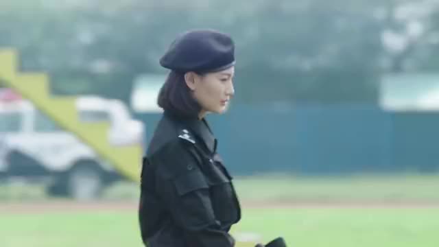 警花与警犬:李姝寒与倪娜交换警犬,纷纷与警犬告别