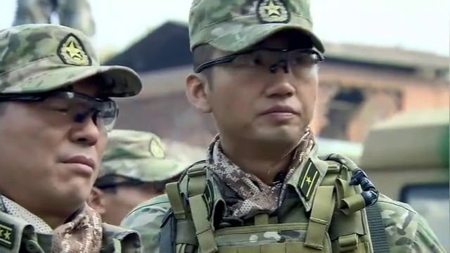 我是特种兵:唐心怡徒手爬烟囱制服何晨光,何晨光坚持不住昏倒