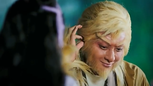 紫霞向假悟空要金箍棒,假悟空蹭的拔下两根毛