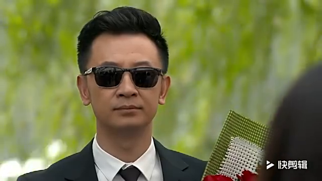 墨镜男霸道的求婚,让美女不敢拒绝