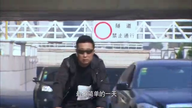 大佐的母亲想帮大佐介绍一位女朋友 却被大佐拒绝
