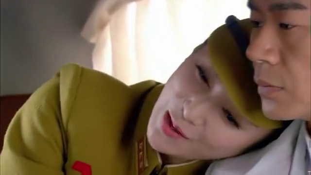 伏击:女鬼子真是善变,上秒还对特工投怀送抱,下秒就下狠手