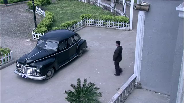 强子跟踪房少铭,不料里面坐的是神谷莲见,强子却一无所知