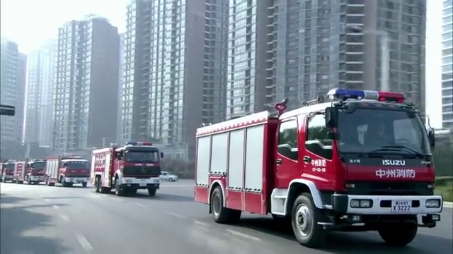 九辆消防车一起出动,究竟是有多大的火灾,让这么些消防车出动
