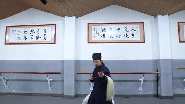 武当道长陈师行挑战拂尘破苹果_ 威力有点大